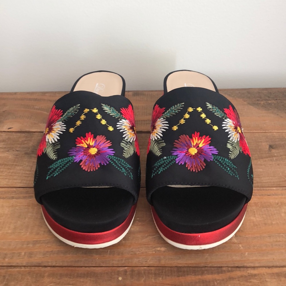 Patterned sandals